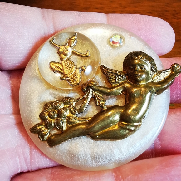 Unique Vintage Round Brooch Cherub Thai Dancer Aurora Borealis - Picture 4 of 12